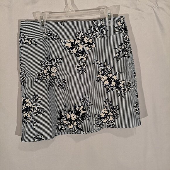2 / $30.00 - S.C. & CO. Ladies Size 8 Pull On Stripe & Flower Pattern Skorts - Picture 2 of 6